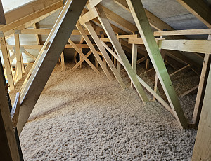 Zateplení stropu dřevostavby rodinného domu pomocí foukané izolace